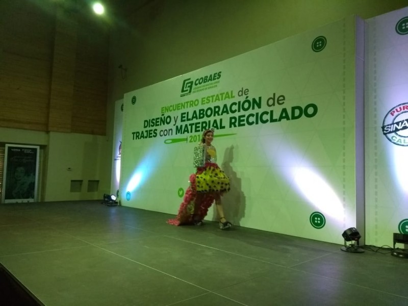 Concursan estudiantes de COBAES con trajes reciclados