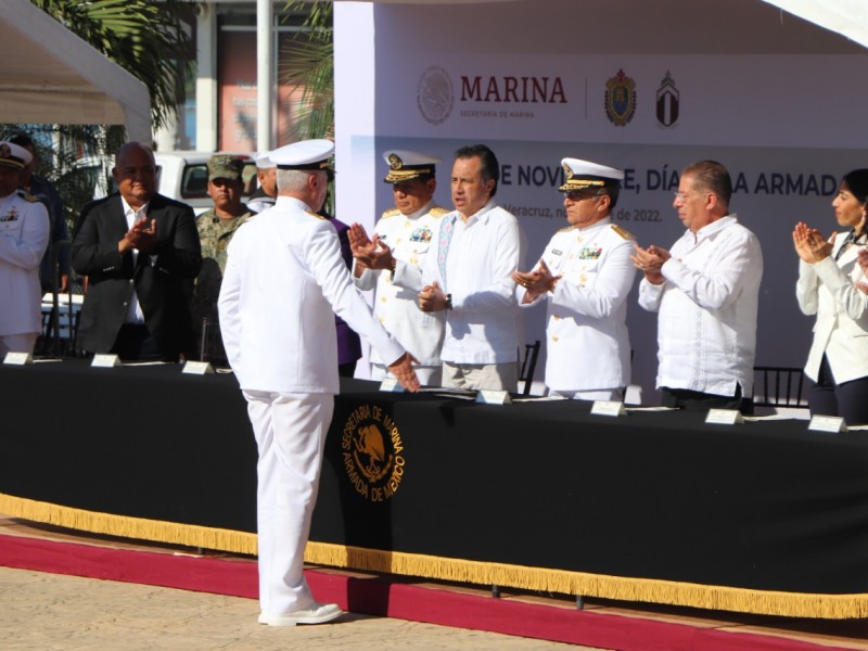 Condecoraciones y ascensos a elementos de Marina en Tuxpan