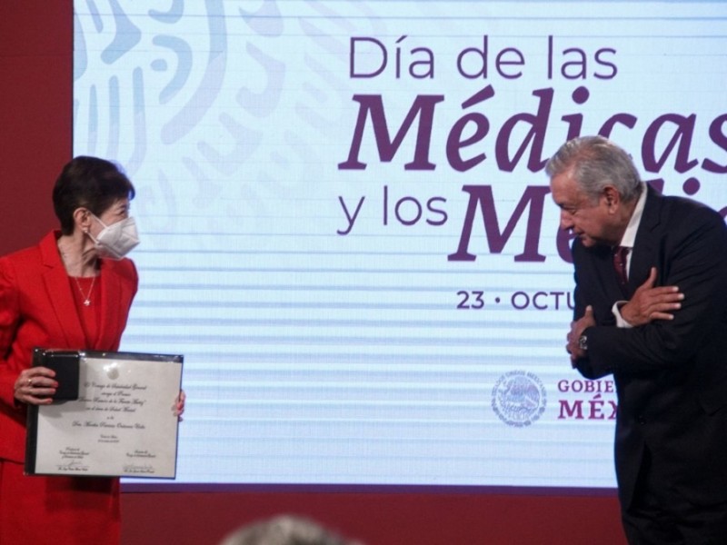 Condecoran a médico en su día con reconocimiento al mérito