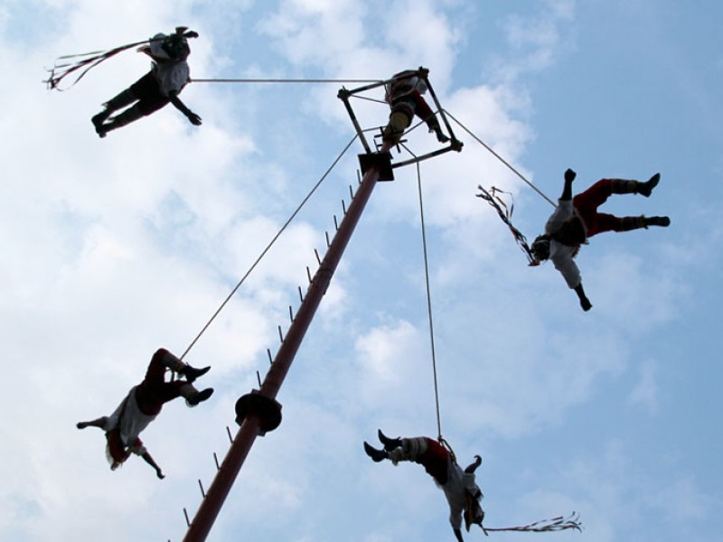 Condena gobierno federal racismo contra Voladores de Papantla