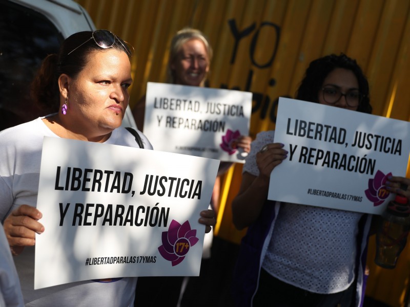 Condenan a 50 años de cárcel a salvadoreña por abortar