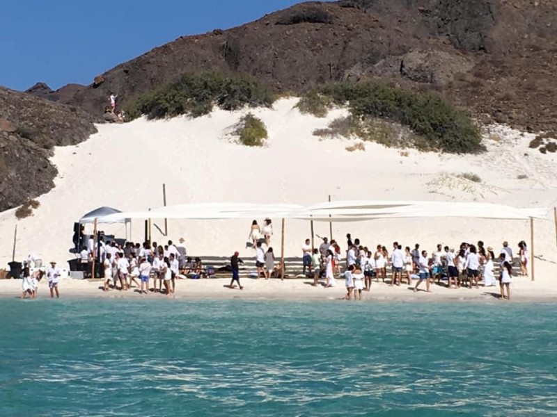 Condenan boda en playa balandra por posibles daños