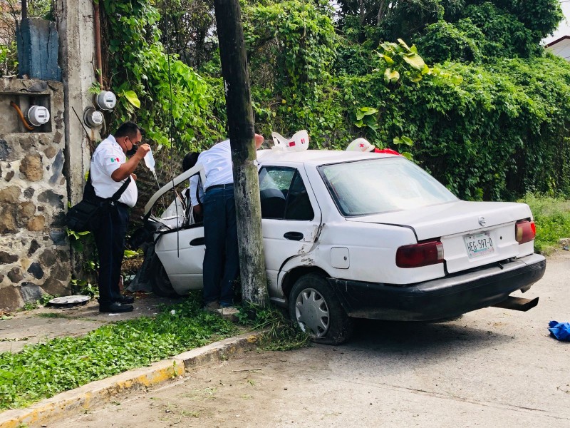 Conducía ebrio y se estampó en barda