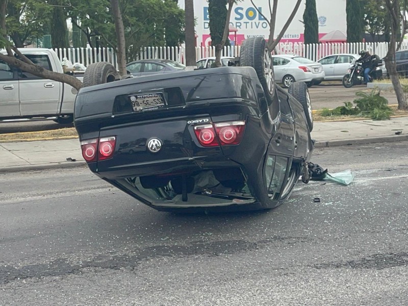 Conductor a exceso de velocidad volcó en Prol B Quintana