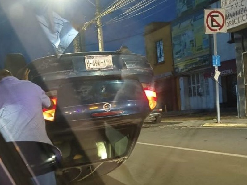 Conductor abandonó su vehículo tras volcar en Av Sombrerete