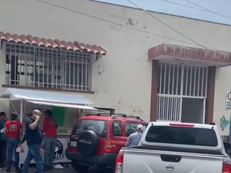 Conductor arrolla a mujer; pierde control de automóvil