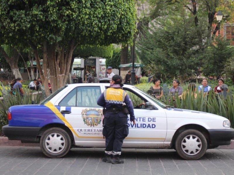 Conductor arrolló a agente de movilidad y se fugó