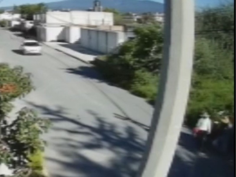 Conductor atropella a 2 jóvenes en Acajete, pobladores intentan lincharlo