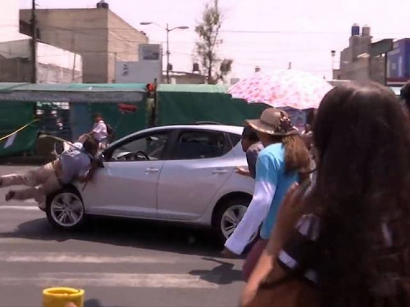 Conductor atropella a manifestantes en Iztapalapa