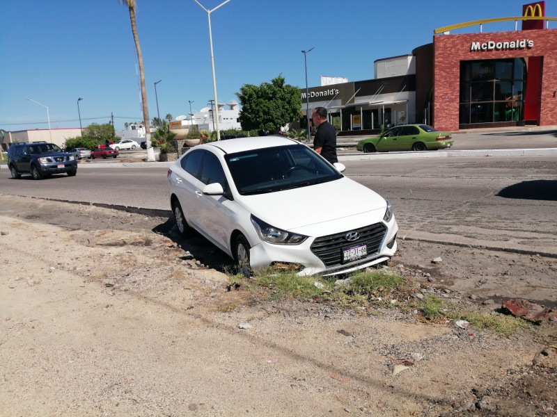 Conductor cae en zanja provocada por las lluvias