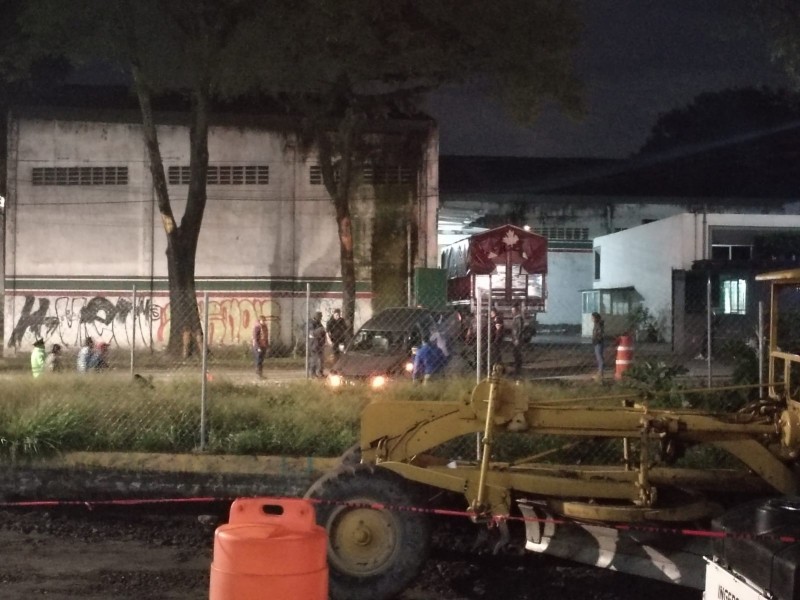 Conductor cayó en obra de construcción de puente vehicular