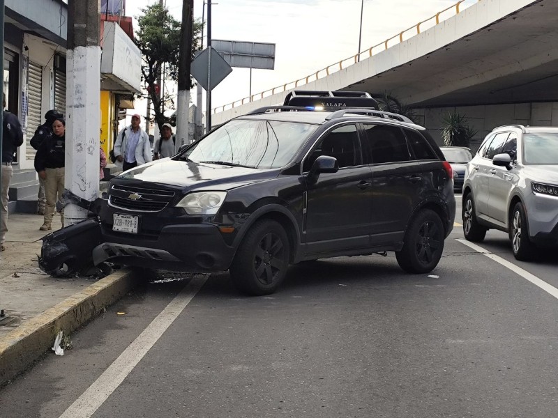 Conductor chocó y abandonó su vehículo en Xalapa