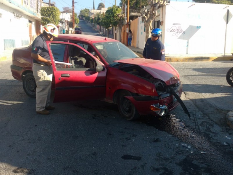 Conductor de auto resultó lesionado al chocar