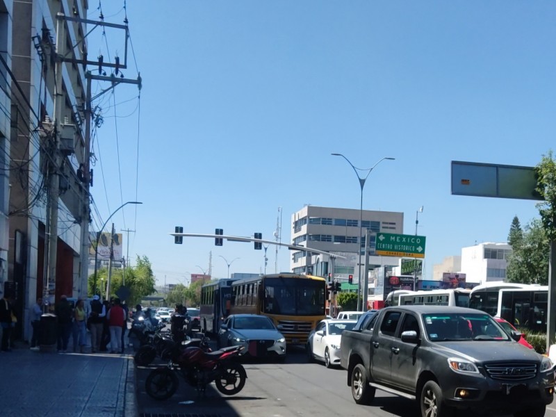 Conductor de automóvil atropella a dos mujeres en Constituyentes