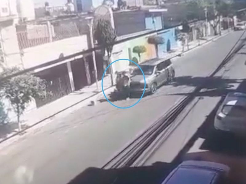 Camioneta embiste a novios en Iztacalco; están graves