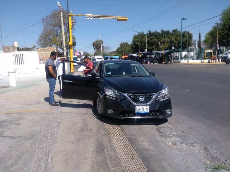 Conductor de camioneta provocó accidente y se fugó