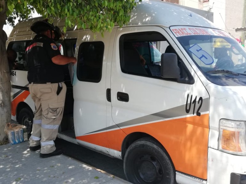 Conductor de colectiva tira mujer cuando hacía parada