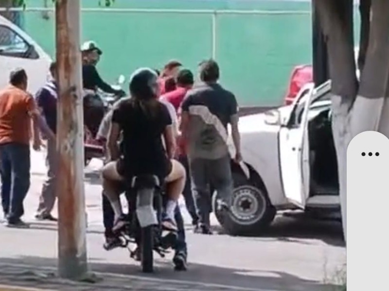 Conductor de TECOXTEO genera una riña en vía publica