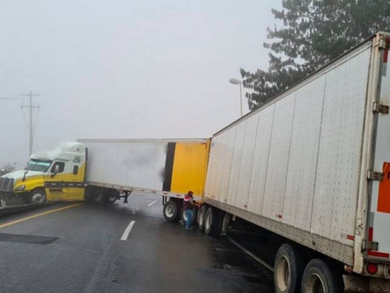 Conductor de tráiler pierde el control y choca contra muro