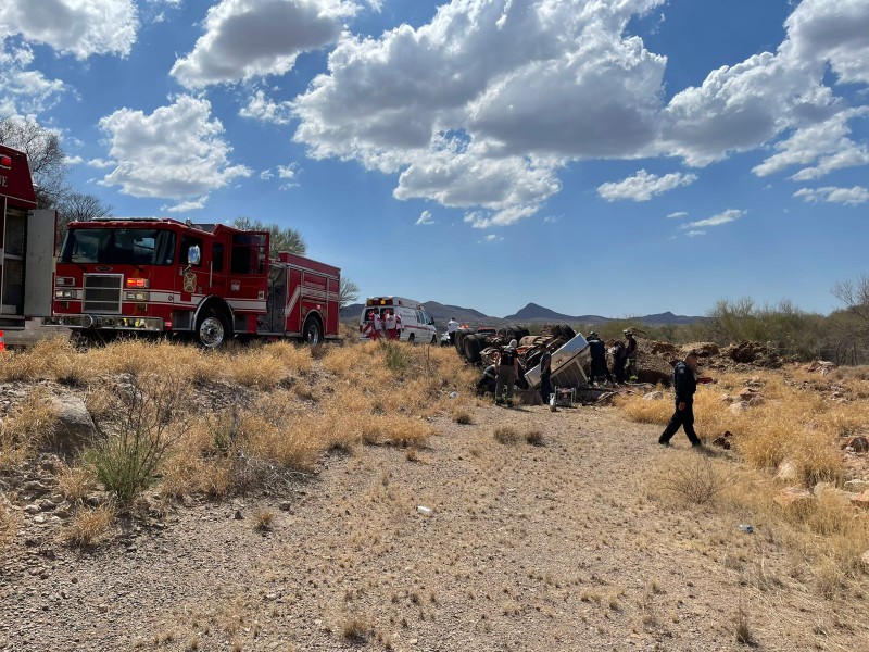 Conductor de trailer resulta lesionado al volcar su unidad