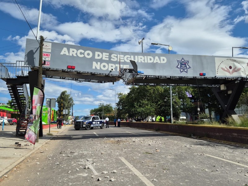 Conductor de una grúa destruyó un puente peatonal en Oaxaca