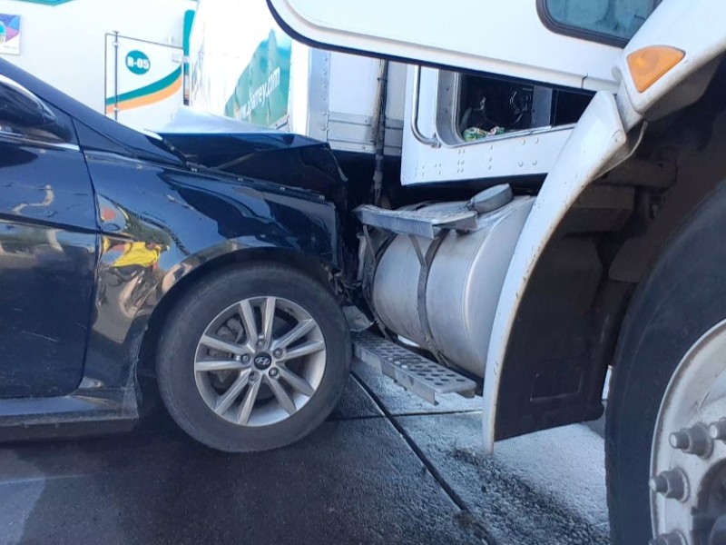 Conductor de vehículo tipo sedán huye tras provocar choque