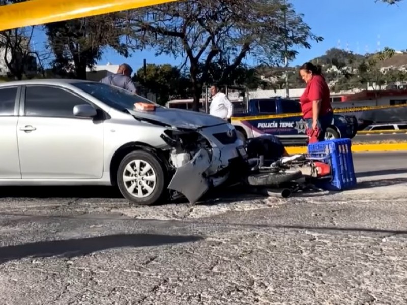 Conductor ebrio arrastra a motociclista durante un km