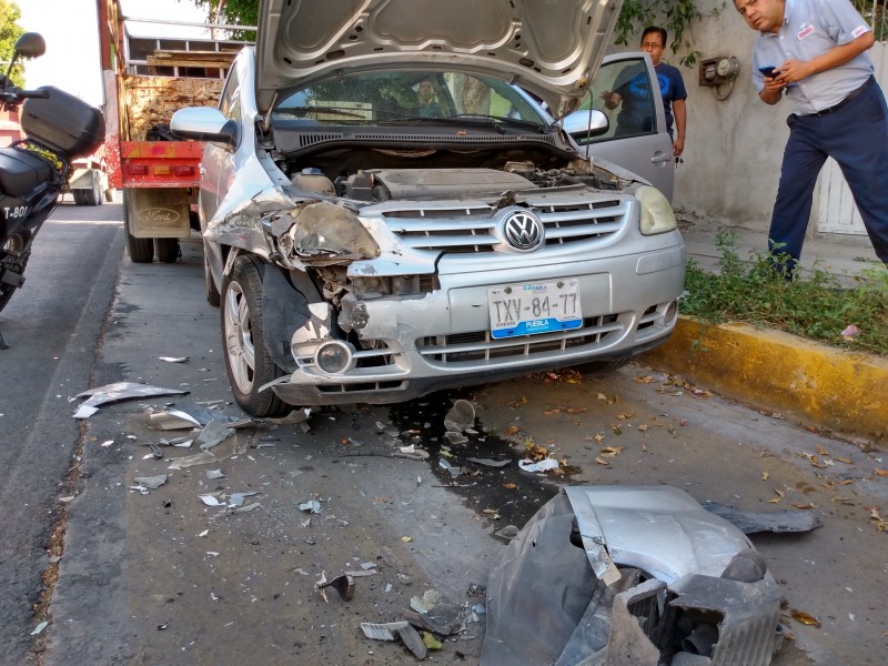 Conductor ebrio choca contra auto estacionado