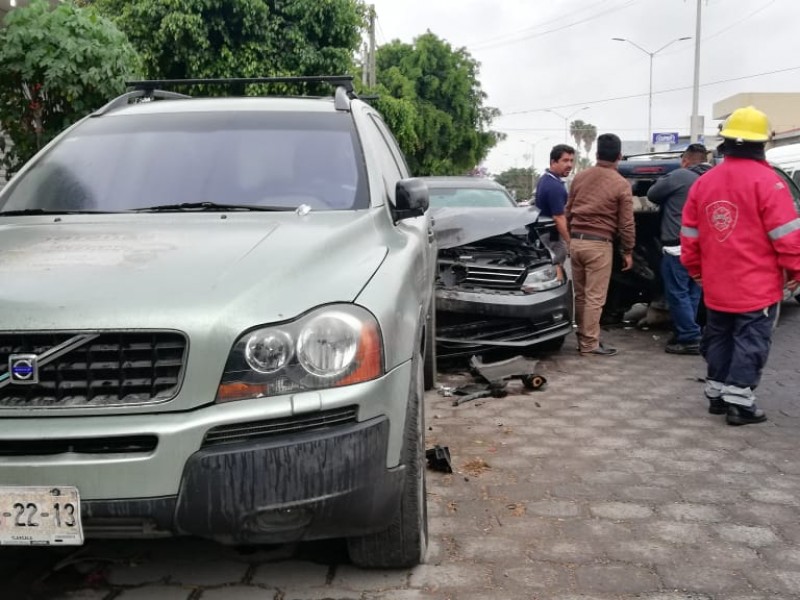 Conductor ebrio chocó contra dos autos estacionados