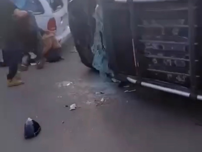 Conductor ebrio chocó y volcó su camioneta en la loma