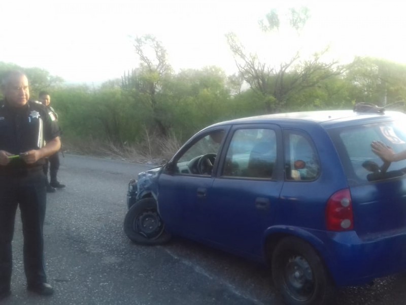 Conductor ebrio invade carril y choca