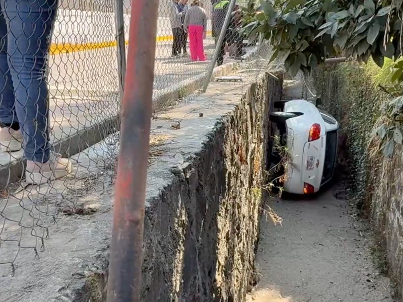 Conductor ebrio provoca accidente atropella a joven y cae a canal