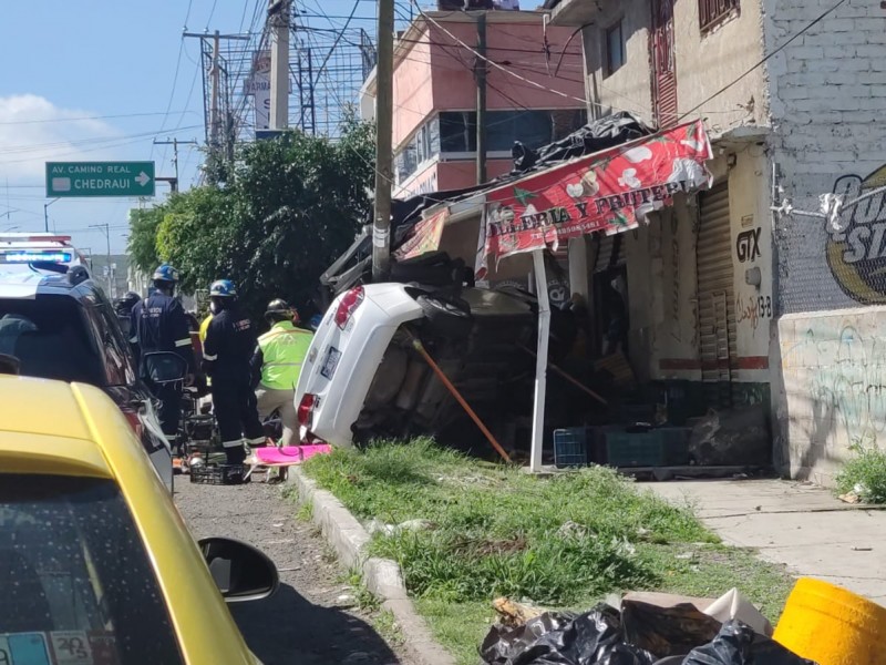 Conductor ebrio provoca aparatoso accidente