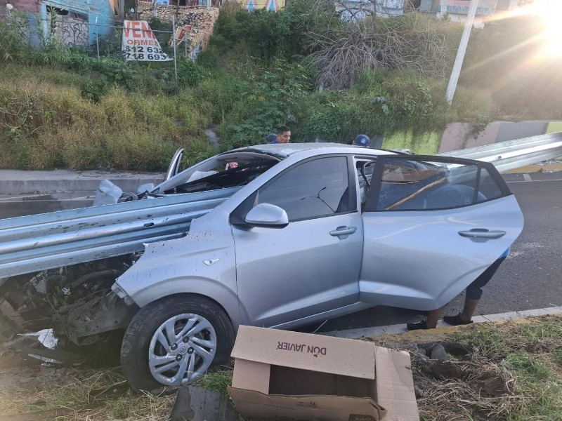 Conductor en presunto estado de ebriedad sobrevive en choque