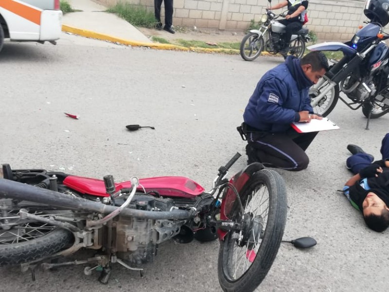 Conductor impacta a motociclista y se escapa