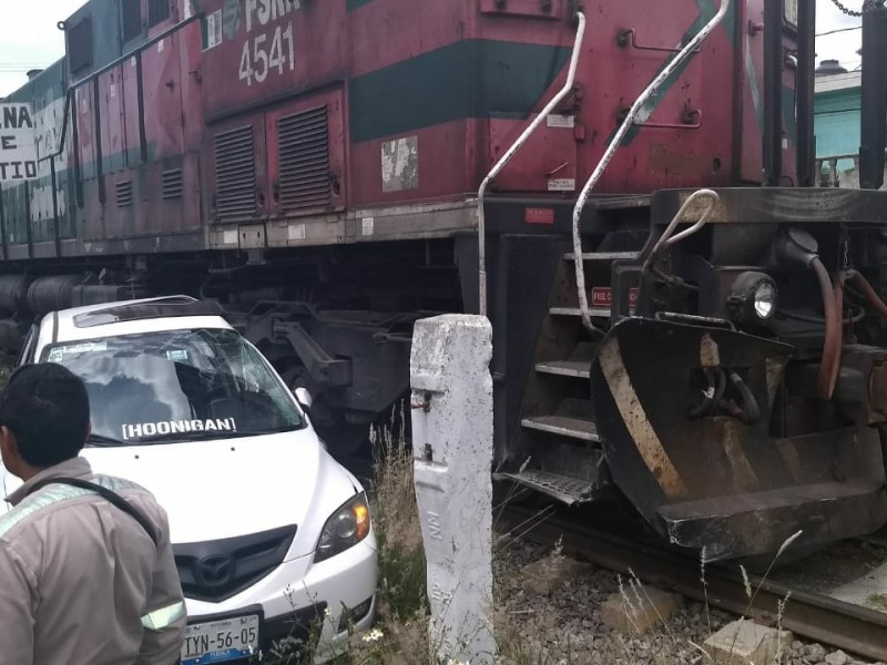 Conductor imprudente, choca contra locomotora