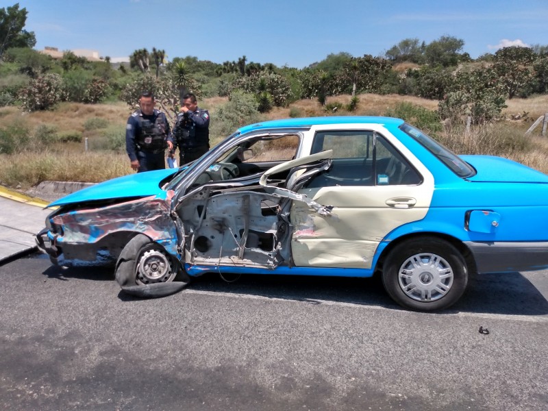 Conductor invadió carril y chocó contra tráiler