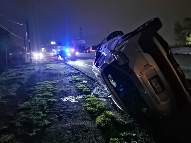 Conductor lesionado tras volcar en 