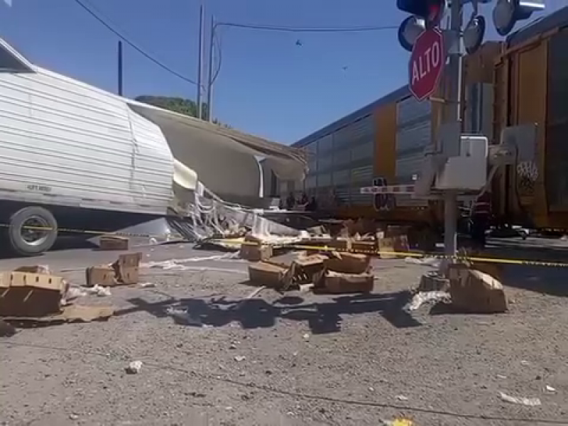 Conductor muere al intentar ganarle el paso al tren