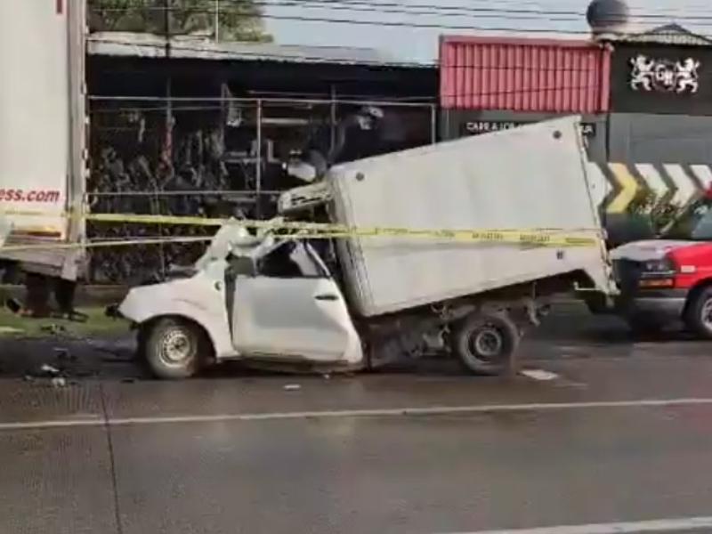 Conductor muere prensado tras chocar contra un tráiler en Zapotlanejo ...