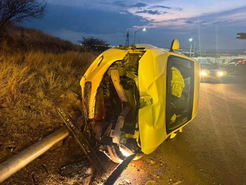 Conductor perdió el control y chocó contra un poste