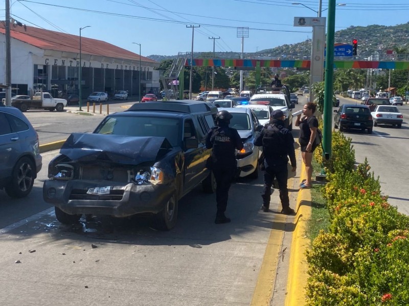 Conductor provoca carambola de cinco vehículos en Zihuatanejo