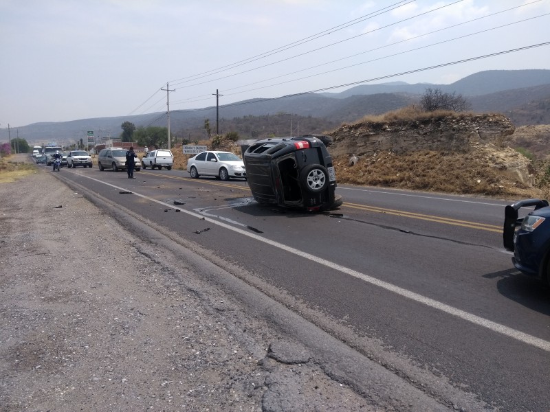 Conductor resultó lesionado al volcar su camioneta