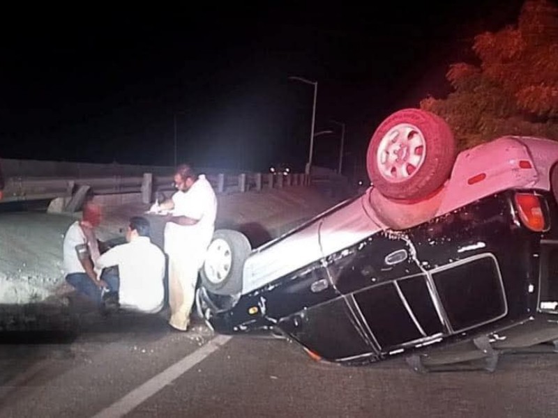 Conductor resultó lesionado tras volcadura en el bulevar Pino Pallas