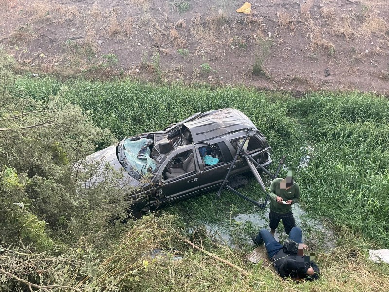 Conductor se duerme y termina en un dren en Nío