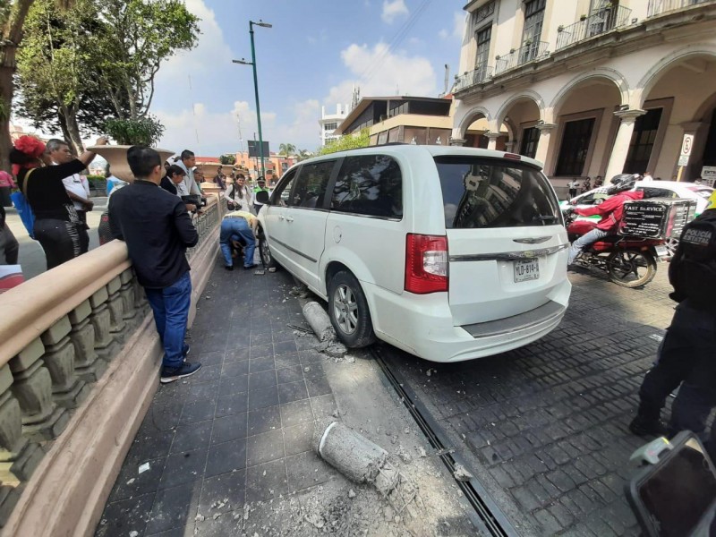 Conductor se impacta contra banqueta del Parque Juárez