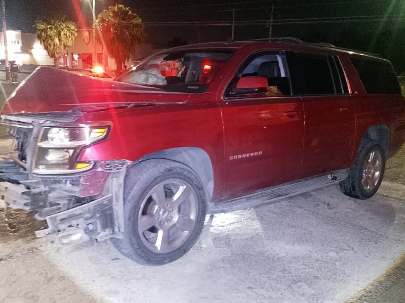 Conductor se queda dormido y choca contra un poste en Torreón