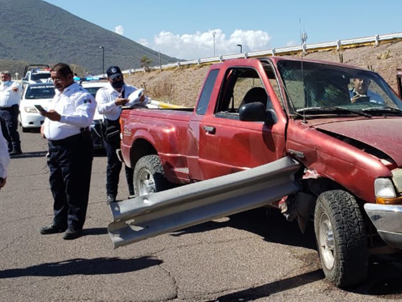 Conductor se salva de milagro en aparatoso accidente