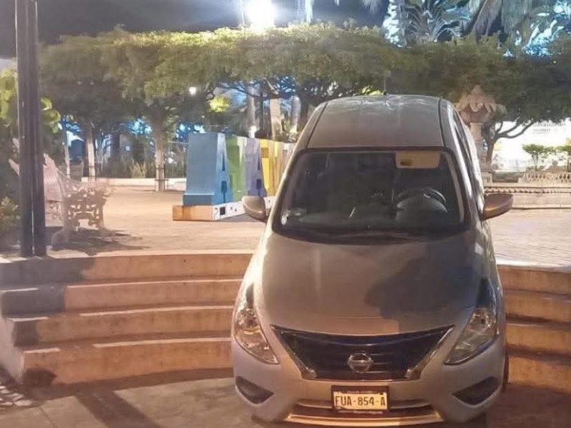 Conductor se sube al jardín principal de Comala