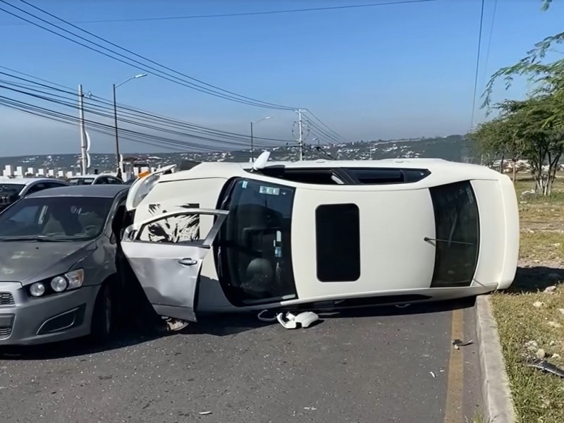 Conductor terminó volcado por conflicto vial